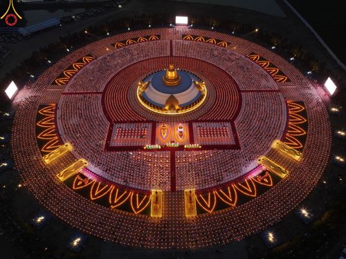 ภาพ No.200626:พิธีจุดประทีปถวายเป็นพุทธบูชา และบูชาธรรมมหาปูชนียาจารย์ ณ อนุสรณ์สถานบางปลา วัดบางปลา อำเภอบางเลน จังหวัดนครปฐม ในโครงการธรรมยาตรา กตัญญูบูชา มหาปูชนียาจารย์ พระมงคลเทพมุนี(สด จนฺทสโร) พระผู้ปราบมาร อนุสรณ์สถาน 7 แห่ง ปีที่ 13 วันที่ 23 มกราคม พ.ศ. 2568