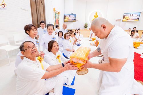 ภาพ No.252256:วันที่ 4-5 ตุลาคม พ.ศ. 2568  วัดพระธรรมกายแคลิฟอร์เนีย ประเทศสหรัฐอเมริกา ได้จัดพิธีตัดปอยผม โดยคณะสงฆ์ ญาติ ๆ และสาธุชน ให้กับนาคธรรมทายาท 8 ท่าน และได้จัดพิธีบรรพชา-อุปสมบท ฉลองพิธีทอดกฐินบรมจักรพรรดิ สร้างอุโบสถ 82 ปี บูชาธรรมหลวงพ่อธัมมชโย