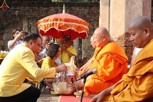 ภาพ No.58711:พิธีตักบาตรพระ ๑,๐๐๐ รูป สมโภชครบรอบ ๘๐๐ ปี พระบรมธาตุเมืองเชลียง ณ วัดพระศรีรัตนมหาธาตุ ราชวรวิหาร  (วัดพระปรางค์) ต.ศรีสัชนาลัย  อ.ศรีสัชนาลัย จ.สุโขทัย วันพฤหัสบดีที่ ๒๕ เมษายน พ.ศ. ๒๕๖๗