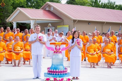 ภาพ No.234619:วันอาทิตย์ที่ 20 กรกฎาคม  พ.ศ.2568 พิธีทอดผ้าป่าภาคพื้นอเมริกา พิธีเจริญพระพุทธมนต์ ฉลองอาคารแก้วธรรมชัยรัตนอนันต์ วัดพระธรรมกายเทนเนสซี ประเทศสหรัฐอเมริกา