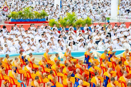 ภาพ No.215320:วันอาทิตย์ต้นเดือนที่ 6 เมษายน พ.ศ. 2568 พิธีบูชาข้าวพระ สภาธรรมกายสากล วัดพระธรรมกาย