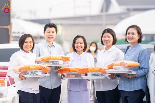 ภาพ No.191044:พิธีถวายภัตตาหารเป็นสังฆทาน แด่พระธรรมยาตรา ณ อนุสรณ์สถานคลองบางนางแท่น อ.สามพราน จ.นครปฐม ในโครงการธรรมยาตรา กตัญญูบูชา มหาปูชนียาจารย์ พระมงคลเทพมุนี(สด จนฺทสโร) พระผู้ปราบมาร อนุสรณ์สถาน 7 แห่ง ปีที่ 13 วันที่ 8 มกราคม พ.ศ. 2568
