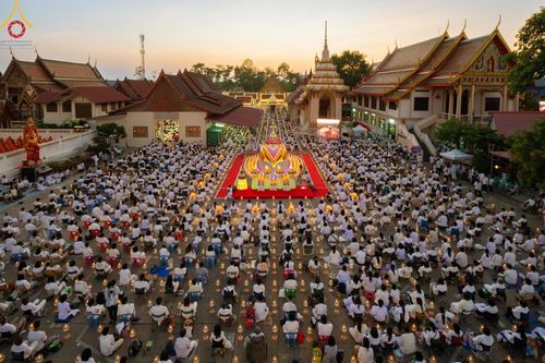 ภาพ No.197166:พิธีจุดประทีปถวายเป็นพุทธบูชา และบูชาธรรมมหาปูชนียาจารย์ ณ วัดโบสถ์(บน) ตำบลบางคูเวียง อำเภอบางกรวย จังหวัดนนทบุรี ในโครงการธรรมยาตรา กตัญญูบูชา มหาปูชนียาจารย์ พระมงคลเทพมุนี(สด จนฺทสโร) พระผู้ปราบมาร อนุสรณ์สถาน 7 แห่ง ปีที่ 13 วันที่ 18 มกราคม พ.ศ. 25