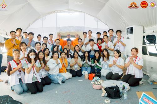 ภาพ No.224760:วันที่ 11 -12 พฤษภาคม พ.ศ. 2568 คณะพระอาจารย์ เจ้าหน้าที่ อาสาสมัคร นักศึกษา ทั้งชาวอินโดนีเซีย และชาวไทย ร่วมแรงร่วมใจ เตรียมงาน เก็บงาน ในวันวิสาขบูชา ณ พระมหาเจดีย์บรมพุทโธ ประเทศอินโดนีเซีย