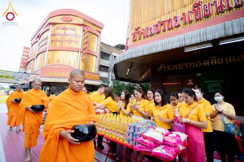 ภาพ No.180308:พิธีทำบุญตักบาตร ข้าวสารอาหารแห้ง แด่คณะสงฆ์ 99 รูป เนื่องในวันพ่อแห่งชาติ ปีที่ 50 ณ ศูนย์การค้าตลาดรังสิต ซ.รังสิต-ปทุมธานี 5 วันที่ 5 ธันวาคม พ.ศ. 2567