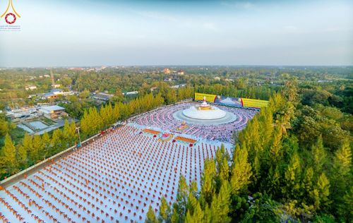 ภาพ No.192976:พิธีตักบาตรพระธรรมยาตรา ณ อนุสรณ์สถานคลองบางนางแท่น อ.สามพราน จ.นครปฐม ในโครงการธรรมยาตรา กตัญญูบูชา มหาปูชนียาจารย์ พระมงคลเทพมุนี(สด จนฺทสโร) พระผู้ปราบมาร อนุสรณ์สถาน 7 แห่ง ปีที่ 13 วันที่ 11 มกราคม พ.ศ.2568