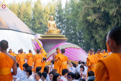 ภาพ No.107555:พิธีตักบาตรพระธรรมยาตราฯ ในโครงการธรรมยาตรากตัญญูบูชา มหาปูชนียาจารย์ พระมงคลเทพมุนี(สด จนฺทสโร) พระผู้ปราบมาร ปีที่ 12 ณ อนุสรณ์สถานมหาวิหารพระมงคลเทพมุนี อ.สองพี่น้อง จ.สุพรรณบุรี วันที่ 7 มกราคม พ.ศ. 2567