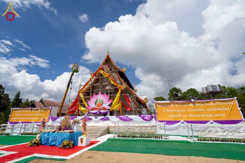 ภาพ No.255490:วันที่ 13 ตุลาคม พ.ศ. 2568 พิธีบรรจุพระบรมสารีริกธาตุ ผูกผ้า 7 สี เพื่อความเป็นสิริมงคล  และ ยกช่อฟ้า ประดิษฐานบนหลังคาอุโบสถวัดทุ่งเจริญธรรม ถวายบูชาธรรม 81 ปี หลวงพ่อธัมมชโย โดยคณะศิษยานุศิษย์ ณ วัดทุ่งเจริญธรรม อ.อมก๋อย จ.เชียงใหม่