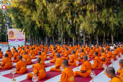ภาพ No.107136:พิธีจุดประทีปถวายเป็นพุทธบูชา และบูชาธรรมมหาปูชนียาจารย์ ในโครงการธรรมยาตรากตัญญูบูชา มหาปูชนียาจารย์ พระมงคลเทพมุนี(สด จนฺทสโร) พระผู้ปราบมาร  อนุสรณ์สถาน 7 แห่ง ปีที่ 12  วันที่ 6 มกราคม พ.ศ. 2567 ณ อนุสรณ์สถานมหาวิหารพระมงคลเทพมุนี อ.สองพี่น้อง จ.สุพร