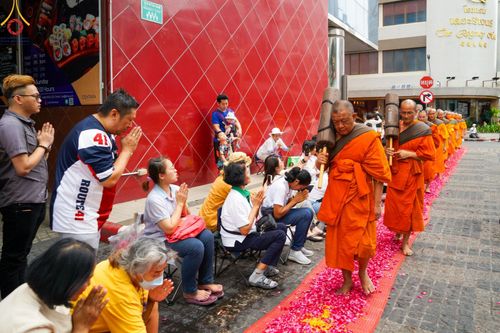 ภาพ No.128504:พิธีอัญเชิญพระบรมสารีริกธาตุ " ใจกลางเมืองนครหาดใหญ่ " เพื่อประดิษฐาน ณ มหารัตนเจดีย์สิริปทุมสวรรค์ (เจดีย์อริยพุทธะ 5 พระองค์) ศูนย์ปฏิบัติธรรมภาคใต้ อ.บางกล่ำ จ.สงขลา  วันที่ 9 มีนาคม พ.ศ. 2567 (ชุดที่ 2)