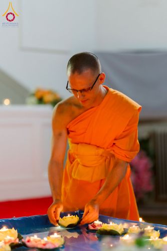 ภาพ No.232685:วันเสาร์ที่ 5 กรกฎาคม พ.ศ. 2568 Candlelight meditation & Vigil พิธีจุดเทียนให้สว่าง สู่ทางสงบ ณ วัดพระธรรมกายนอร์ธสวีเดน