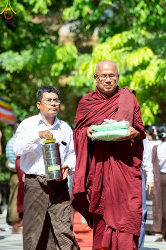 ภาพ No.220122:วันพุธที่ 16 เมษายน พ.ศ. 2568 วัดพระธรรมกายถวายมหาสังฆทาน มอบสิ่งของและทุนทรัพย์กว่า 4 ล้านบาท บรรเทาทุกข์ 181 วัดแผ่นดินไหวเมียนมา