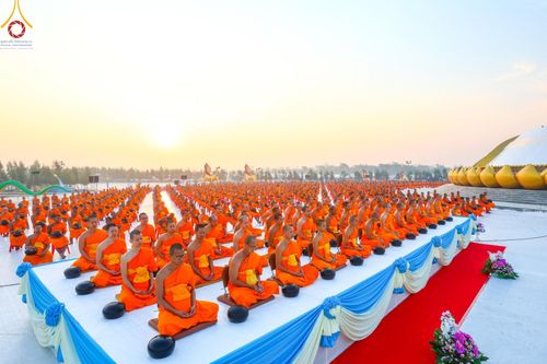 ภาพ No.201046:พิธีตักบาตรพระธรรมยาตรา ณ อนุสรณ์สถานลำดับที่ 5 สถานที่เผยแผ่วิชชาธรรมกายครั้งแรก อนุสรณ์สถานบางปลา วัดบางปลา อำเภอบางเลน จังหวัดนครปฐม ในโครงการธรรมยาตรา กตัญญูบูชา มหาปูชนียาจารย์ พระมงคลเทพมุนี(สด จนฺทสโร) พระผู้ปราบมาร อนุสรณ์สถาน 7 แห่ง ปีที่ 13