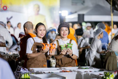 ภาพ No.289481:วันที่ 7 มกราคม พ.ศ. 2569 พิธีถวายภัตตาหารเป็นสังฆทาน แด่พระธรรมยาตรา ในโครงการธรรมยาตรา กตัญญูบูชา มหาปูชนียาจารย์ พระมงคลเทพมุนี(สด จนฺทสโร) พระผู้ปราบมาร อนุสรณ์สถาน 7 แห่ง ปีที่ 14 ณ อนุสรณ์สถานมหาวิหารพระมงคลเทพมุนี (โลตัสแลนด์) อ.สองพี่น้อง จ.สุพรร