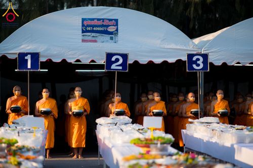 ภาพ No.292696:วันที่ 12 มกราคม พ.ศ. 2569 พิธีถวายภัตตาหารเป็นสังฆทาน แด่พระธรรมยาตรา ณ อนุสรณ์สถานมหาวิหารพระมงคลเทพมุนี (โลตัสแลนด์) อ.สองพี่น้อง จ.สุพรรณบุรี ในโครงการธรรมยาตรา กตัญญูบูชา มหาปูชนียาจารย์ พระมงคลเทพมุนี(สด จนฺทสโร) พระผู้ปราบมาร อนุสรณ์สถาน 7 แห่ง ปี