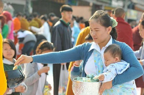 ภาพ No.15843:ประมวลภาพตักบาตรพระ 3 แผ่นดิน พระ 10,000 รูป ปีที่ 2 จ.เชียงราย