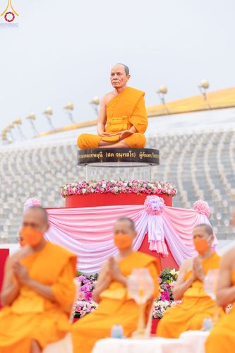 ภาพ No.90135:พิธีปลูกทรัพย์บานชื่น  เนื่องใน 139 ปี วันคล้ายวันเกิดด้วยรูปกายเนื้อ พระมงคลเทพมุนี (สด จนฺทสโร) พระผู้ปราบมาร วันอังคารที่ 10 ตุลาคม พ.ศ. 2566 ณ วัดพระธรรมกาย จ.ปทุมธานี