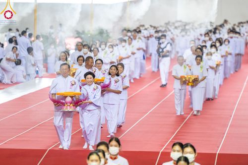 ภาพ No.86323:วันธรรมชัย ปีที่ 55 พิธีทอดผ้าป่ากฐินสมทบครั้งที่1, พิธีเจริญพุทธมนต์ ลูกนิมิตมหาสมบัติฯ พิธีจุดประทีป,พิธีฉลองชัยสวดมนต์บทธัมมจักกัปปวัตนสูตร วันอาทิตย์ที่ 27 สิงหาคม พ.ศ.2566 ณ สภาธรรมกายสากล / มหารัตนวิหารคด วัดพระธรรมกาย