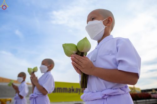 ภาพ No.84053:พิธีเวียนประทักษิณ พิธีวันทาเจดีย์ พิธีขอขมา และมอบผ้าไตร  ในโครงการบรรพชาอุปสมบทหมู่ธรรมทายาทรุ่นเข้าพรรษา และโครงการบรรพชาสามเณรโรงเรียนนานาชาติ รุ่นที่12 ในวันเสาร์ที่ 22 กรกฎาคม พ.ศ. 2566