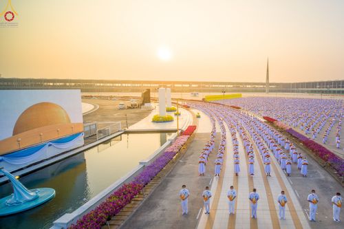 พิธีเวียนประทักษิณ ณ พระมหาธรรมกายเจดีย์ และพิธีวันทาเจดีย์ ในโครงการบรรพชาสามเณรฟื้นฟูพระพุทธศาสนาทั่วไทย วันเสาร์ที่ 8 เมษายน พ.ศ.2566