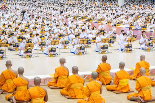 พิธีถวายผ้าอาบน้ำฝนและประทีปโคมไฟ ในวันอาสาฬหบูชา ณ ห้องแก้วสารพัดนึก 1 วัดพระธรรมกาย วันอังคารที่ 1 สิงหาคม พ.ศ. 2566