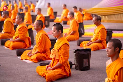 ภาพ No.297272:วันที่ 15 มกราคม พ.ศ.2569 พระธรรมยาตราปฏิบัติธรรมและถ่ายภาพหมู่ประวัติศาสตร์ อนุสรณ์สถานลำดับที่ 4 สถานที่เกิดด้วยกายธรรม  ณ วัดโบสถ์บน ต.บางคูเวียง จ.นนทบุรี ในโครงการธรรมยาตรา กตัญญูบูชา มหาปูชนียาจารย์ พระมงคลเทพมุนี(สด จนฺทสโร) พระผู้ปราบมาร อนุสรณ์ส