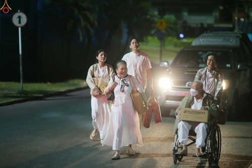 ภาพ No.284130:วันเสาร์ที่ 20 ธันวาคม พ.ศ.2568  พิธีตักบาตรพระ 10,000 รูป เนื่องในโอกาส 194 ปี จังหวัดกาญจนบุรี และอุทิศส่วนกุศลให้แด่บรรพชนทั้งหลาย บริเวณถนนสองแคว (Skywalk) เมืองกาญจนบุรี