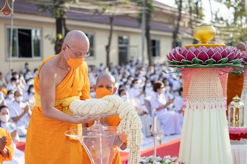 ภาพ No.73221:พิธีจุดประทีปถวายเป็นพุทธบูชา และบูชาธรรมมหาปูชนียาจารย์ ในโครงการธรรมยาตรากตัญญูบูชา มหาปูชนียาจารย์ พระมงคลเทพมุนี(สด จนฺทสโร) พระผู้ปราบมาร ปีที่ 11 ณ อนุสรณ์สถานลำดับที่ 4 สถานที่เกิดด้วยกายธรรม วัดโบสถ์ (บน) บางคูเวียง อ.บางกรวย จ.นนทบุรี วันที่ 21 