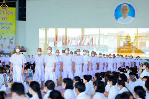 ภาพ No.63876:พิธีขอขมาและมอบผ้าไตรแด่นาคธรรมทายาท โครงการอุปสมบทบูชาธรรมมหาปูชนียาจารย์ วันอาทิตย์ที่ 20 พฤศจิกายน พ.ศ. 2565