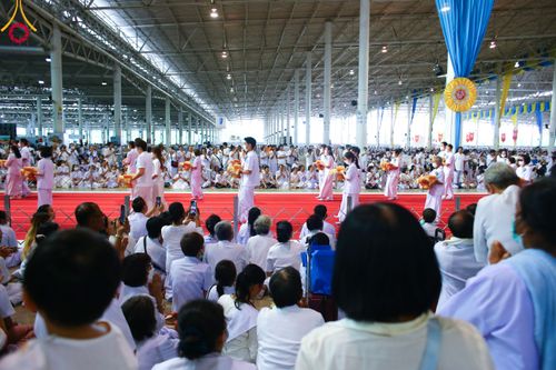 ภาพ No.92228:พิธีทอดกฐินธรรมชัยเพื่อสร้างอาคาร 115 ปี คุณยายอาจารย์มหารัตนอุบาสิกาจันทร์ ขนนกยูง อาทิตย์ต้นเดือนที่ 5 พฤศจิกายน พ.ศ. 2566 ณ วัดพระธรรมกาย จ.ปทุมธานี