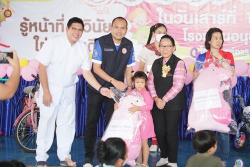 ภาพ No.71231:วัดพระธรรมกาย มูลนิธิธรรมกาย และคณะศิษยานุศิษย์ฯ ร่วมกับ อบต.คลองสาม และภาคีเครือข่ายฯ เปิดตัวสื่อนวัตกรรมพุทธประวัติผ่านแว่น VR สู่โลกเสมือนจริง - จัดแสดงนิทรรศการพลังความดี UG5 POWER เนื่องในงานวันเด็กแห่งชาติ ประจำปี พ.ศ.2566