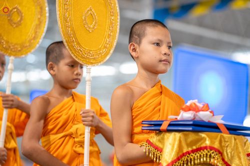 ภาพ No.338921:วันอาทิตย์ที่ 12 กรกฎาคม พ.ศ.2569 พิธีมุทิตาผู้สอบได้เปรียญธรรม ประโยค 1-2 ถึง ป.ธ.9 และ บ.ศ.1-2 ถึง บ.ศ.6 สำนักศาสนศึกษาวัดพระธรรมกาย ประจำปี 2569, พิธีมอบตราตั้งแต่งตั้งอาจารย์ใหญ่ สำนักศาสนศึกษาวัดพระธรรมกาย