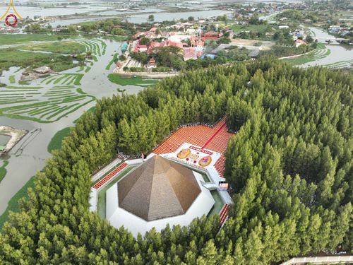 ภาพ No.69308:พิธีจุดประทีปถวายเป็นพุทธบูชา และบูชาธรรมมหาปูชนียาจารย์ ในโครงการธรรมยาตรากตัญญูบูชา มหาปูชนียาจารย์ พระมงคลเทพมุนี(สด จนฺทสโร) พระผู้ปราบมาร ปีที่ 11 ณ อนุสรณ์สถานมหาวิหารพระมงคลเทพมุนี อ.สองพี่น้อง จ.สุพรรณบุรี