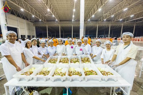 ภาพ No.121157:พิธีถวายภัตตาหารเป็นสังฆทาน แด่คณะพระธรรมยาตราฯ ในโครงการธรรมยาตรากตัญญูบูชา มหาปูชนียาจารย์ พระมงคลเทพมุนี(สด จนฺทสโร) พระผู้ปราบมาร อนุสรณ์สถาน 7 แห่ง ปีที่ 12 วันที่ 30 มกราคม พ.ศ. 2567 ณ สภาธรรมกายสากล วัดพระธรรมกาย