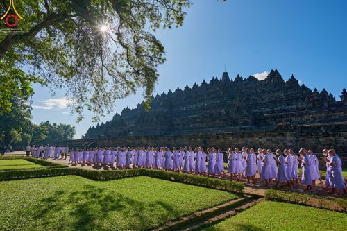 ภาพ No.68178:พิธีเวียนประทักษิณ และวันทาพระมหาเจดีย์บรมพุทโธ ของนาคธรรมทายาท ประเทศอินโดนีเซีย วันที่ 17 ธันวาคม พ.ศ. 2565