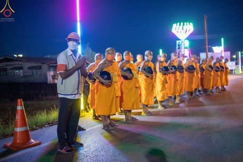 ภาพ No.69813:พิธีถวายภัตตาหารเป็นสังฆทาน แด่คณะพระธรรมยาตราฯ ในโครงการธรรมยาตราฯ ปีที่ 11 ณ อนุสรณ์สถานมหาวิหารพระมงคลเทพมุนี อ.สองพี่น้อง จ.สุพรรณบุรี วันที่ 7 มกราคม พ.ศ. 2566