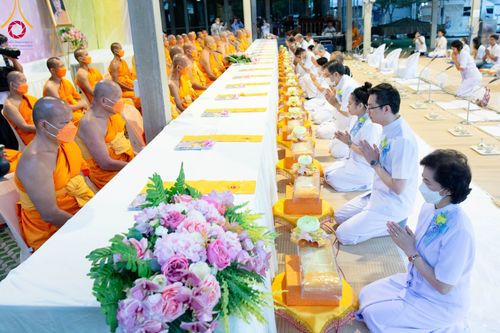 ภาพ No.106008:พิธีถวายภัตตาหารเป็นสังฆทาน แด่คณะพระธรรมยาตราฯ ในโครงการธรรมยาตรากตัญญูบูชา มหาปูชนียาจารย์ พระมงคลเทพมุนี(สด จนฺทสโร) พระผู้ปราบมาร อนุสรณ์สถาน 7 แห่ง ปีที่ 12 วันที่ 3 มกราคม พ.ศ. 2567 ณ อนุสรณ์สถานโลตัสแลนด์ จ.สุพรรณบุรี
