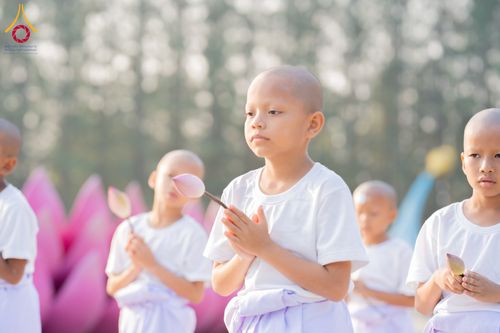 ภาพ No.318707:วันที่ 29 มีนาคม พ.ศ. 2569 พิธีเวียนประทักษิณ มอบผ้าไตร บรรพชาสามเณร  ณ ศูนย์อบรมเยาวชนกาญบุรี