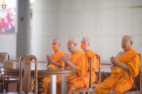 ภาพ No.75422:พิธีสวดพระพุทธมนต์และถวายภัตตาหารเป็นสังฆทาน เนื่องในวันมหาปูชนียาจารย์ วันที่ 3 กุมภาพันธ์ พ.ศ. 2565 ณ วัดพระธรรมกาย อ.คลองหลวง จ.ปทุมธานี