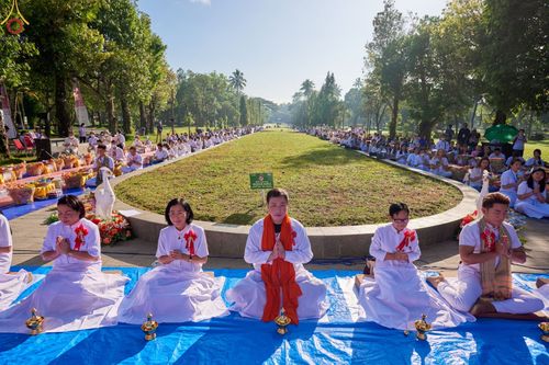 ภาพ No.68350:พิธีตักบาตร ณ พระมหาเจดีย์บรมพุทโธ ประเทศอินโดนีเซีย วันที่ 18 ธันวาคม พ.ศ. 2565