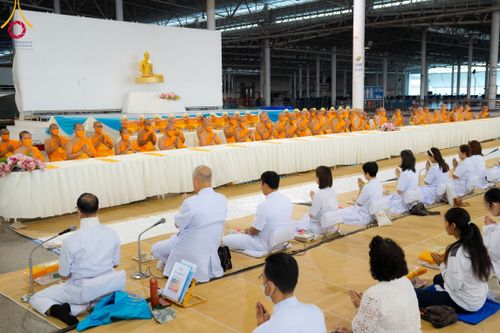 ภาพ No.105542:พิธีถวายภัตตาหารเป็นสังฆทาน แด่คณะพระธรรมยาตราฯ ในโครงการธรรมยาตรากตัญญูบูชา มหาปูชนียาจารย์ พระมงคลเทพมุนี(สด จนฺทสโร) พระผู้ปราบมาร อนุสรณ์สถาน 7 แห่ง ปีที่ 12 วันที่ 3 มกราคม พ.ศ. 2567 ณ สภาธรรมกายสากล วัดพระธรรมกาย