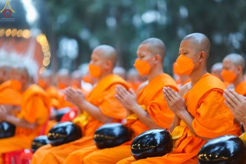 ภาพ No.69565:พิธีตักบาตรพระธรรมยาตราฯ ในโครงการธรรมยาตรากตัญญูบูชา มหาปูชนียาจารย์ พระมงคลเทพมุนี(สด จนฺทสโร) พระผู้ปราบมาร ปีที่ 11 ณ อนุสรณ์สถานลำดับที่ 1 สถานที่เกิดด้วยรูปกายเนื้อ อนุสรณ์สถานมหาวิหารพระมงคลเทพมุนี อ.สองพี่น้อง จ.สุพรรณบุรี