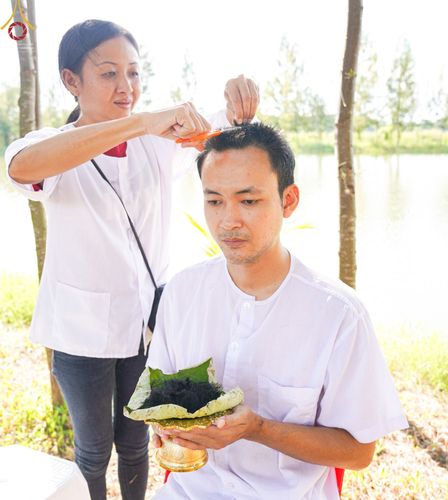 ภาพ No.65122:พิธีปลงผมนาคธรรมทายาท โครงการอุปสมบทบูชาธรรม มหาปูชนียาจารย์ประจำปี 2565 วันที่ 17 พฤศจิกายน พ.ศ. 2565 ณ ศูนย์ปฏิบัติธรรมลำปาง