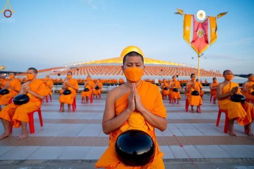 ภาพ No.68671:พิธีตักบาตรฉลองพระใหม่ วันที่ 1 มกราคม พ.ศ. 2566 ณ วัดพระธรรมกาย จ.ปทุมธานี