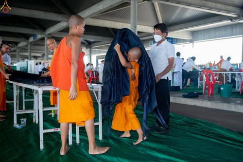 ภาพ No.322356:วันที่ 16 เมษายน พ.ศ.2569 การจัดเตรียมเบาะรองนอน เช็ดทำความสะอาด  เพื่องานถวายมหาสังฆทาน 40,000 กว่าวัดทั่วประเทศ วันคุ้มครองโลก 22 เมษายน พ.ศ.2569 วัดพระธรรมกาย