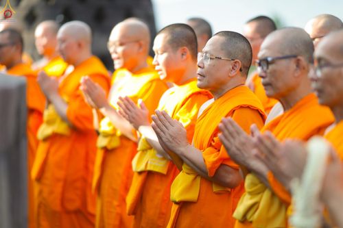 ภาพ No.330044:วันที่ 27-29 พฤษภาคม พ.ศ.2569 MBMI Tangerang (Majelis Agama Buddha Mahanikaya) ได้มีการเตรียมงานเพื่อจัดงานวิสาขบูชานานาชาติ  ชึ่งในงานจะมีการจุดประทีปโคมลาน โคมลอย กว่า 20,000 ดวง  เพื่อน้อมถวายเป็นพุทธบูชา และเพื่อเป็นการกระชับสัมพันธมิตรภาพ