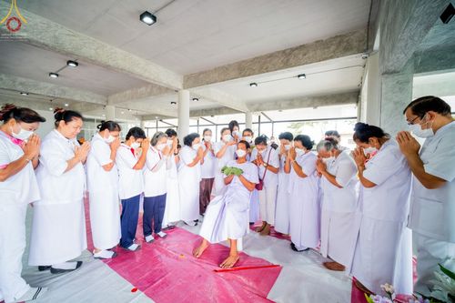 ภาพ No.65656:พิธีปลงผมและพิธีขอขมา มอบบาตรกับผ้าไตร ในโครงการอุปสมบทบูชาธรรม มหาปูชนียาจารย์ประจำปี 2565 ณ ศูนย์ปฎิบัติธรรมสมุทรปราการ(บางบ่อ)  วันอาทิตย์ที่ 20 พฤศจิกายน พ.ศ. 2565