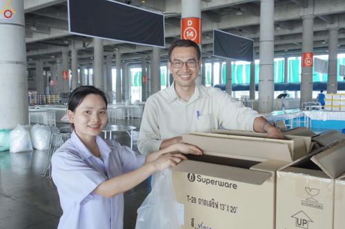 ภาพ No.321943:วันที่ 11-12 เมษายน พ.ศ.2569 การเตรียมงาน มัดถุงน้ำ , ผูกผ้าระบาย , เตรียมจุดฉันภัตตาหาร เพื่องานถวายมหาสังฆทาน 40,000 กว่าวัดทั่วประเทศ วันคุ้มครองโลก 22 เมษายน พ.ศ.2569 วัดพระธรรมกาย