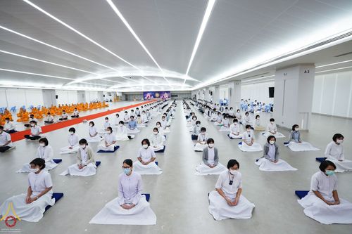 ภาพ No.67572:คณะสงฆ์วัดพระธรรมกาย และศูนย์ส่งเสริมทั่วโลกเจริญพระพุทธมนต์ และปฏิบัติธรรมเจริญสมาธิภาวนาเพื่อถวายพระพรชัยมงคลแด่ สมเด็จพระเจ้าลูกเธอ เจ้าฟ้าพัชรกิติยาภา นเรนทิราเทพยวดี กรมหลวงราชสาริณีสิรพัชร มหาวัชรราธิดา