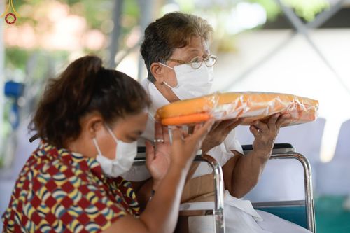 ภาพ No.65483:พิธีขอขมามอบผ้าไตร นาคธรรมทายาท ในโครงการอุปสมบทบูชาธรรม มหาปูชนียาจารย์ประจำปี 2565 ณ ศูนย์อบรมเยาวชนผาสุกวนิช จ.ราชบุรี วันที่ 19 พฤศจิกายน พ.ศ. 2565